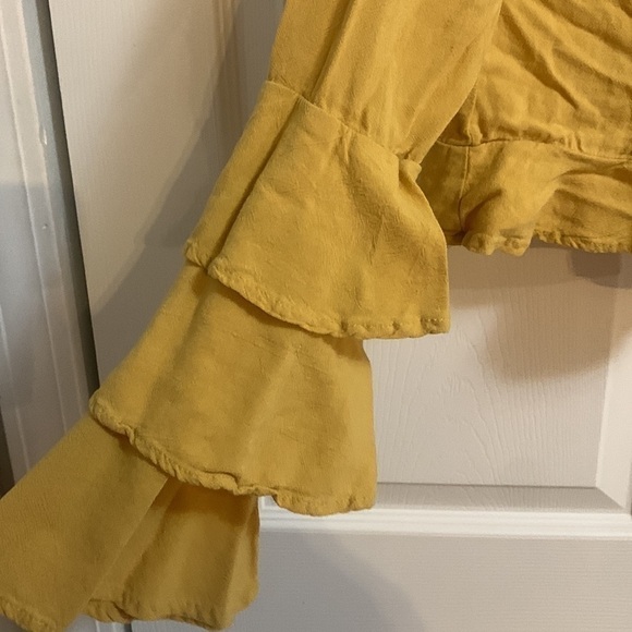 𝅺very J knotted crop top* - Picture 3 of 5